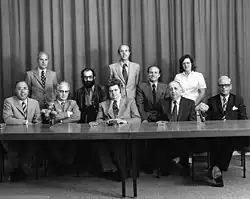 Wethouder Rosenberg in het College van Burgemeesters en Wethouders van de gemeente Utrecht, met burgemeester H.J.L. Vonhoff, 1975