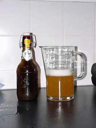 Beugelfles met ingeschonken Premium Weizen