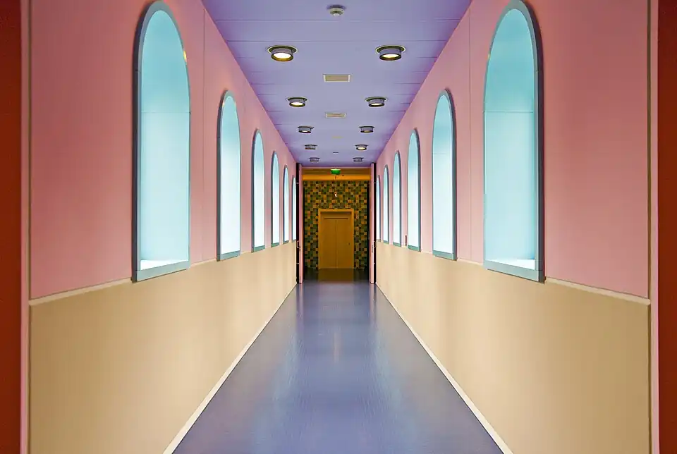 Doorgang tussen de eilanden, geïnspireerd op middeleeuwse kerken en kloosters