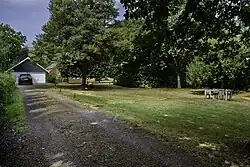 Voorerf van de woonboerderij, net als de grond onder de boerderij onderdeel van het archeologische gemeentelijke monument