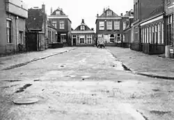 De voormalige Coehoornstraat vanaf de Rabenhauptstraat naar het zuiden gezien met op de achtergrond de Barestraat rond 1930. In de jaren 1950 doorgebroken naar het zuiden (de Vechtstraat) en toen hernoemd tot Geulstraat.