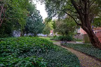 Binnentuin gezien in de richting van De Tuin