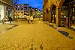 Markering met natuursteen in de bestrating van de locatie van de eerste Herepoort.