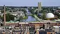Het kanaal vanaf de toren van de Nieuwe Kerk. Op de voorgrond het stadsstrand.