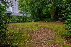 De voormalige ongewijde aarde waar de ongedoopte kinderen die volgens de leer naar het limbus infantium (kinderzoom) gingen anoniem in een massagraf werden begraven. In 2004 werd een gedenkteken geplaatst.