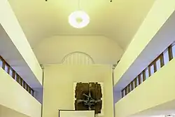 Interieur met de kantoren van Oude Groninger Kerken op de galerijen en op de achtergrond het in 1967 dichtegemaakte orgelfront met een kunstwerk van Edu Waskowsky.