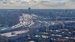 Gezicht op het zuidelijke deel van de Rivierenbuurt-Zuid (Maaslaan). Op de achtergrond de verbouwing van het Julianaplein.