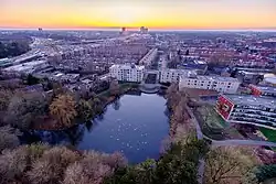 Gezicht op de Dinkelvijver (en omringend Dinkelpark) en achterliggende Rivierenhof vanaf de Dinkelflat