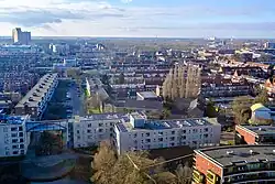 Gezicht op de Rivierenhof met ervoor de Merwedeflat en het Talmahuis