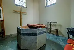 Doopkapel met doopvont