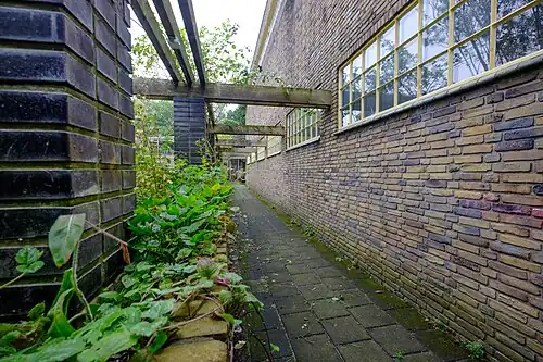 Terras met pergola en kademuren