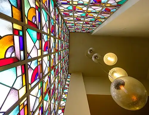 Detail glas in lood met lampen