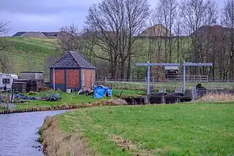 Gemaal Folkers (tot 1999 Oosterpolder) uit 1928 aan de doodlopende weg Waterhuizen gezien vanaf de Noorderzanddijk. Het watert de Esserpolder, (Harener) Oosterpolder en Onnerpolder af op het Winschoterdiep en bevindt zich iets ten oosten van de vroegere poldermolen van de Oosterpolder. Het gemaal is vernoemd naar de laatste gemaalbediende die in de dienstwoning ernaast woonde.