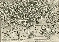 Plattegrond van de stad Groningen (mogelijk geïnspireerd op de kaart van Braun en Hogenberg) met rechtsonder het Statenkasteel. Deze kaart vormde onderdeel van een pamflet dat de onrechtvaardigheid van het kasteel wilde aantonen. De kanonnen staan bijna allemaal op de stad gericht. Goed te zien is ook dat de muur tussen de Herepoort en de Drenkelaarstoren is afgebroken. Alleen de Oosterpoort mocht blijven staan. Het poortgebouw is waarschijnlijk een fantasietekening. Op andere tekeningen komt deze niet voor.
