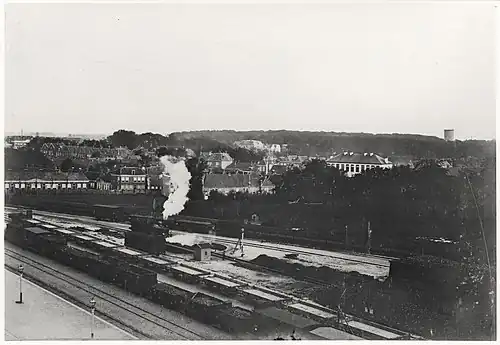 De sporen bij het hoofdstation Groningen gezien vanaf het stationsgebouw rond 1898. De bosschages rechtsachter horen bij het terrein van Rozenburg. Het hoge witte gebouw op de achtergrond is de oude school, die in 1929 plaatsmaakte voor de Rabenhauptschool. Op de achtergrond het Sterrebos met de toenmalige watertoren.