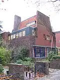 Dubbele villa in amsterdamseschoolstijl met taps toelopende gevel