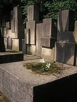 Bloemen op de leeggelaten sokkel (2005)