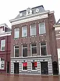 Herenhuis met kaaspakhuis in eclectische bouwstijl met neoclassicistische stijlkenmerken