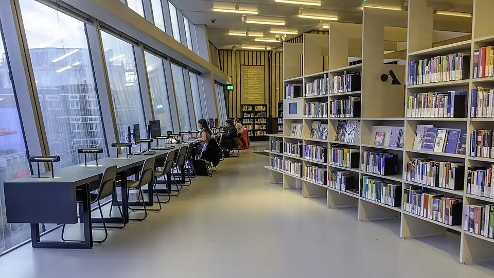 Studieplaatsen met boekenkasten