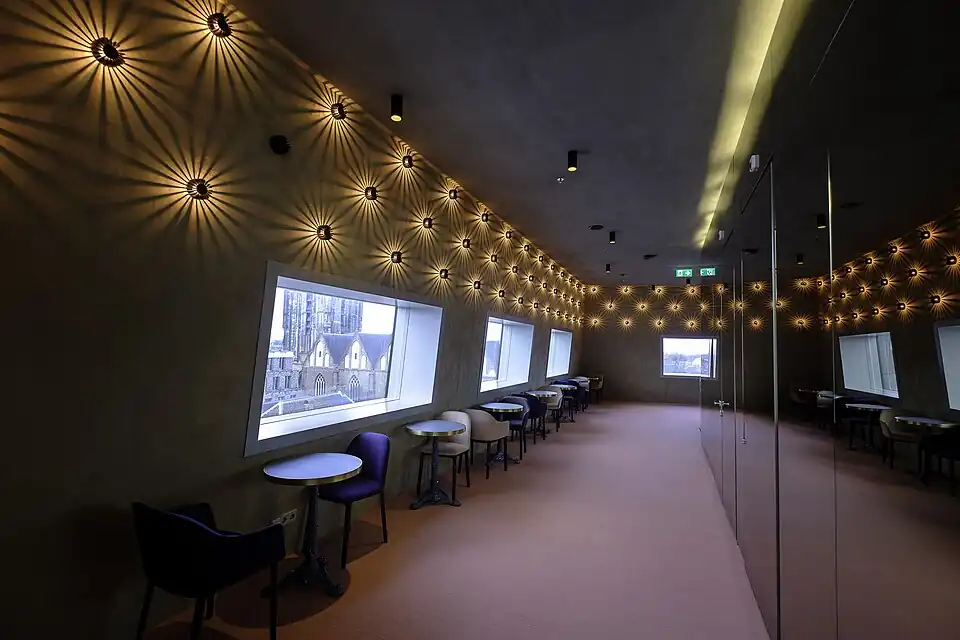 Ruimte aan de zijkant van het gebouw