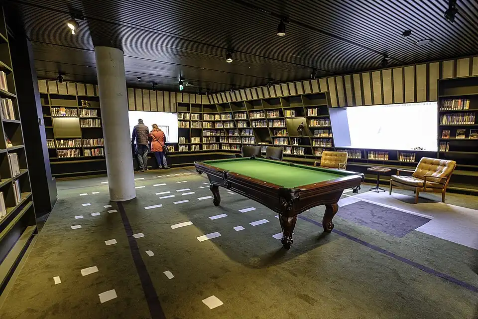 Deel van de bibliotheek met biljarttafel