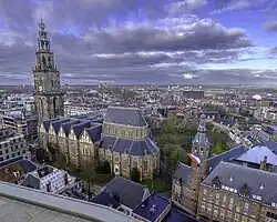 De Martinikerk met erachter het Martinikerkhof gezien vanaf Forum Groningen