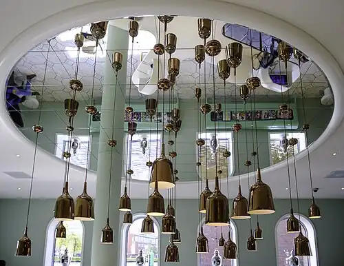 Spiegel met lampen boven het Info Center van het Groninger Museum (Jaime Hayon, 2010)