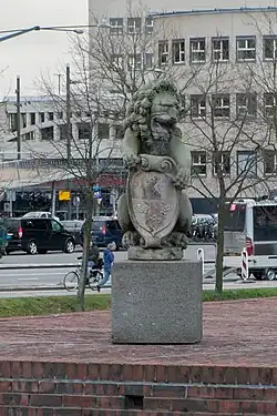 Een van de twee schilddragende leeuwen op het paviljoen voor de regionale geschiedenis van het Groninger Museum[16]