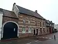 Gepleisterd huis van baksteen en mergel
