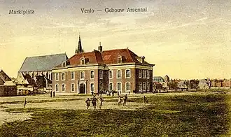De open omgeving omstreeks 1910, vóór de aanleg van het plein. Het Arsenaal, gezien vanuit het zuiden, stond min of meer waar anno 2024 de parkeergarage en Campus Venlo zijn. Linksachter de Minderbroederskerk.