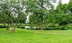 De vijver vormt een van de zichtbare restanten van de Engelse landschapstuin