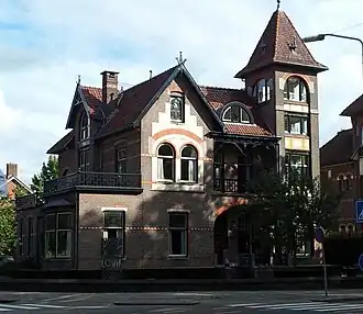 Vrijstaand herenhuis in art-nouveaustijl aan de Ootmarsusmsestraat