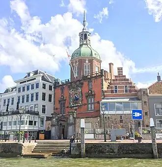 De Groothoofdspoort vanaf de rivier; rechts is de gotische zijgevel zichtbaar