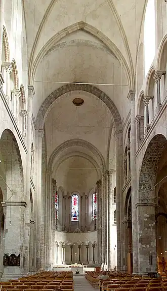 De kerk richting koor