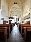 Het interieur gezien van onder het orgel.