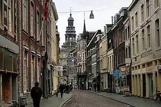 De Grote Gracht gezien naar de Markt. In de verte de stadhuistoren