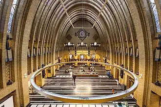 De centrale hal sinds de tijd dat het gebouw in gebruik is als bibliotheek (vanaf 2020)