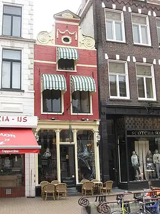 Rood pand Grote Markt 47 met halsgevel (Der Witz)