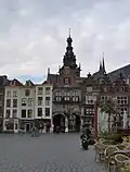 De "kerkboog" toegangspoort vanaf de Grote Markt
