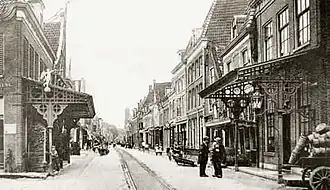 Rond 1910 hadden De Zaadmarkt en tegenovergelegen Witte Engel een gietijzeren luifel.