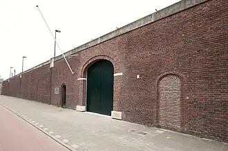 Originele toegangspoort tot het Oranjehotel en het 'Poortje' (links daarvan)