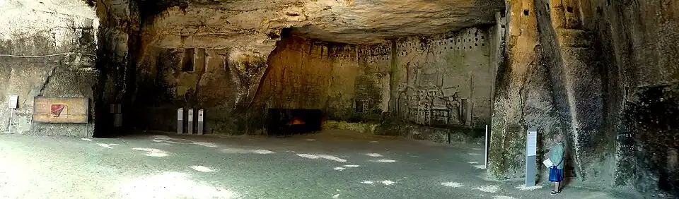 De grot van het Laatste Oordeel, met links een bas-reliëf uit de 15e of 16e eeuw en rechts (hier verborgen) een Christus aan het kruis uit de 17e eeuw
