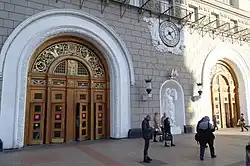 De voorgevel van het station