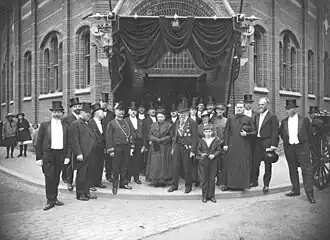 Groepportret met Dr. Cuypers in het midden voor de Teekenschool ter gelegenheid van zijn 90e verjaardag en de plaatsing van de buste.