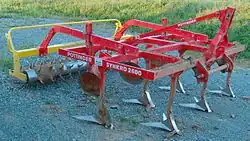 Cultivator met diepe tanden en achterop een nalooprol