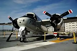 Een C-1 Trader tentoongesteld op de USS Midway