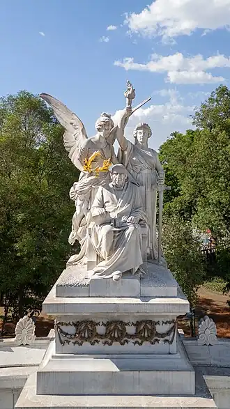 Luchtfoto van de beeldengroep van de Juárez Hemicycle.