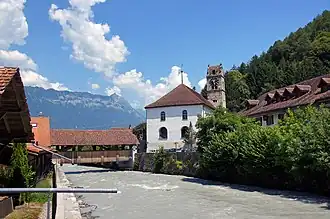 De Gsteigbrücke over de Lütschine (2011) bij de middeleeuwse kerk van Gsteig in Gsteigwiler