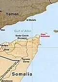 De kaap (links) met de Golf van Aden aan noordzijde, het Guardafuikanaal met Socotra-archipel aan oostzijde en de Indische Oceaan aan zuidoostzijde.