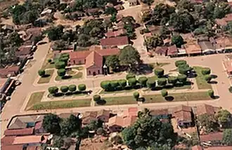 Katholieke kerk Nossa Senhora da Penha in het centrum van Guarinos van boven gezien